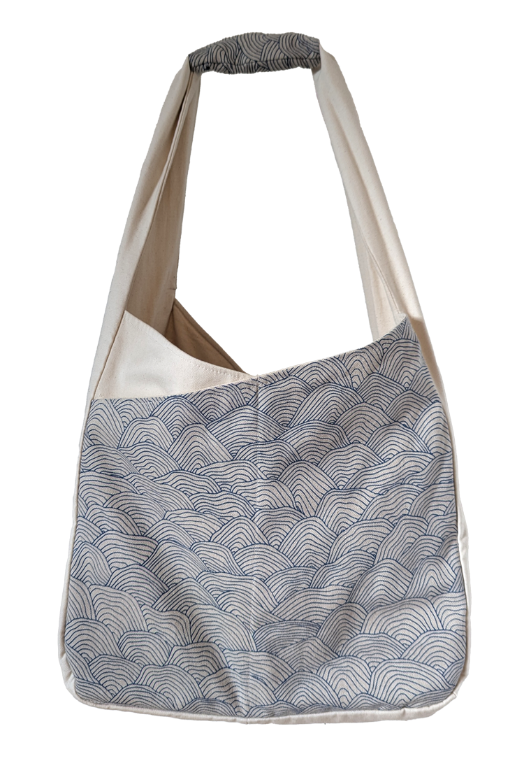 Handgemachte Schultertasche mit grafischem Wellenmuster in Blau, Vorderansicht